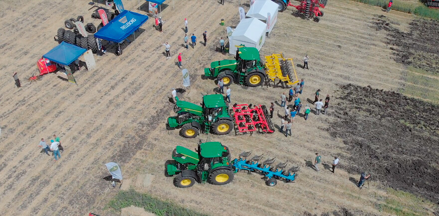 Fermierii moldoveni au testat echipamentele John Deere la Tehagrofest