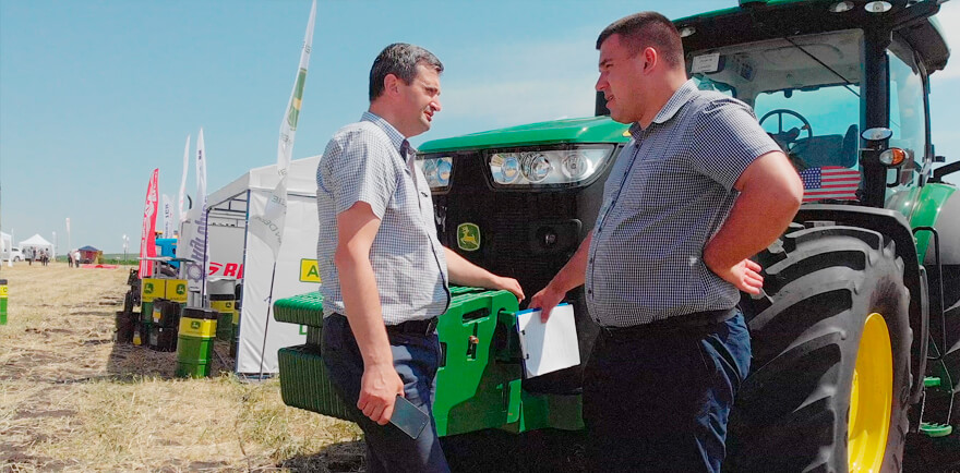 Fermierii moldoveni au testat echipamentele John Deere la Tehagrofest