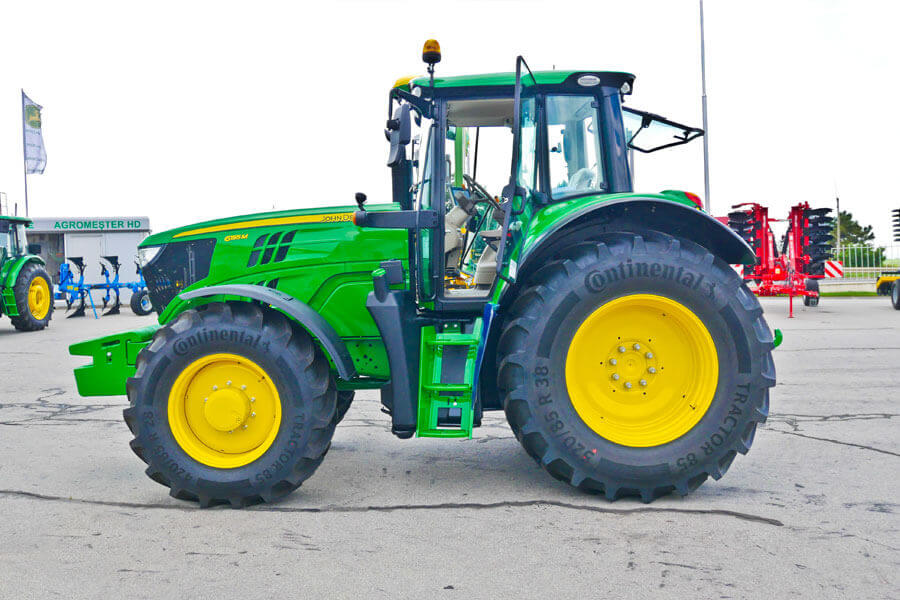 O versiune îmbunătățită a tractorului John Deere 6M a devenit disponibilă în Moldova