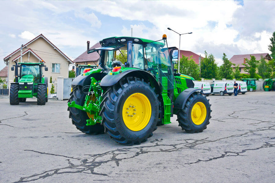 O versiune îmbunătățită a tractorului John Deere 6M a devenit disponibilă în Moldova
