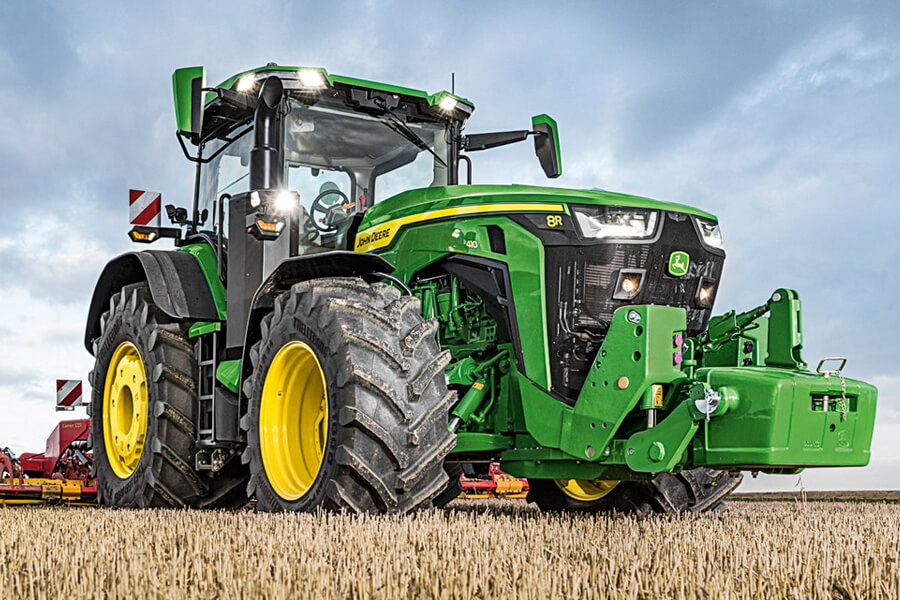 John Deere a prezentat o versiune actualizată a tractorului 8R