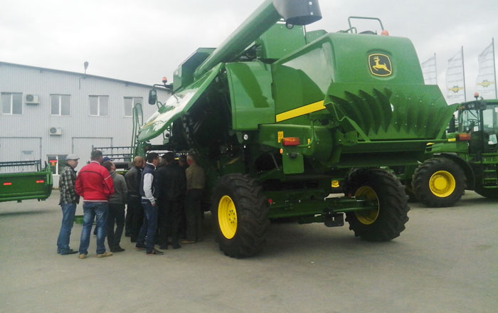 Combine John Deere seria W si S - aveti posibilitatea de a sustine un curs de instruire chiar in Moldova