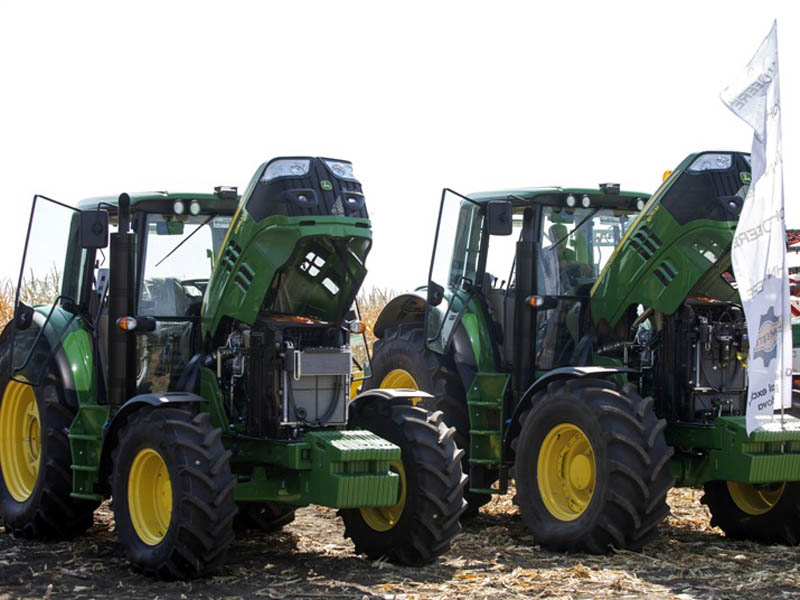 Agromester HD a făcut o prezentare a tractorului John Deere seria 6 şi 8 la Festivalul porumbului din satul Porumbeni