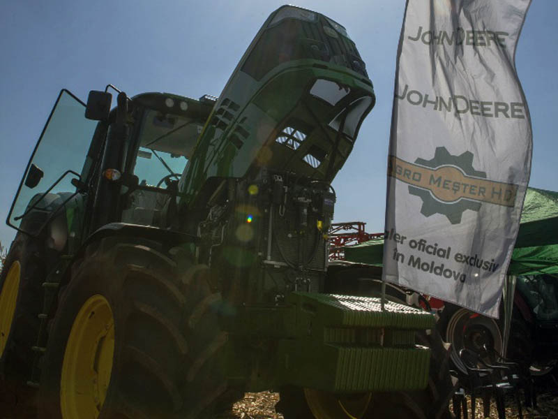 Agromester HD a făcut o prezentare a tractorului John Deere seria 6 şi 8 la Festivalul porumbului din satul Porumbeni
